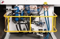 Figura 1: El bloque de mando de la mordaza de soplado fue diseñado con válvulas proporcionales tipo 4WRLE y filtros de presión Bosch Rexroth. Figura 1: El bloque de mando de la mordaza de soplado fue diseñado con válvulas proporcionales tipo 4WRLE y filtros de presión Bosch Rexroth.
