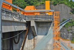 Figura 2: Un motor de pistones radiales Hägglunds acciona la cadena de la compuerta con acople directo. El arranque suave del motor extiende la vida útil de la cadena significativamente. Figura 2: Un motor de pistones radiales Hägglunds acciona la cadena de la compuerta con acople directo. El arranque suave del motor extiende la vida útil de la cadena significativamente.