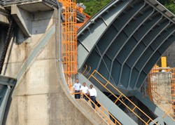 Figura 1: Empleados de Bosch Rexroth (de izquierda a derecha) Manuel Schuhmann, Martín Gómez y Abraham Huerta parados frente a las compuertas modernizadas para mostrar la escala. Figura 1: Empleados de Bosch Rexroth (de izquierda a derecha) Manuel Schuhmann, Martín Gómez y Abraham Huerta parados frente a las compuertas modernizadas para mostrar la escala.