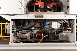 Figura 2: El motor servo de Bosch Rexroth acoplado a una bomba A10FZH se conecta al nuevo motor Hägglunds. El motor es instalado verticalmente al plastificador para reducir el tamaño de la máquina. Figura 2: El motor servo de Bosch Rexroth acoplado a una bomba A10FZH se conecta al nuevo motor Hägglunds. El motor es instalado verticalmente al plastificador para reducir el tamaño de la máquina.