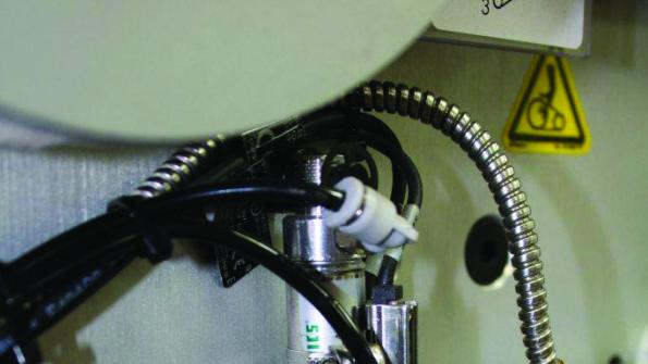 The pneumatic system on the SD900 ensures adhesive placement accuracy of ntilde009 in
