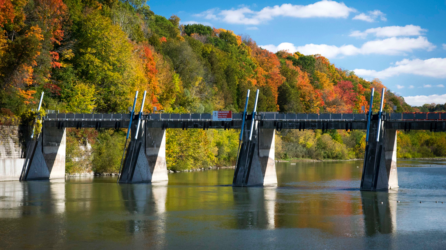 Water gates lifted by hydraulic cylinders