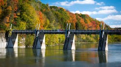 Water gates lifted by hydraulic cylinders Water gates lifted by hydraulic cylinders