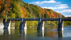Water gates lifted by hydraulic cylinders Water gates lifted by hydraulic cylinders