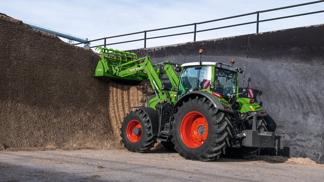 The hydraulics and other components on the new Fendt 700 Vario series tractors provide high levels of torque even when operating at low engine speeds to ensure productivity while reducing fuel use.