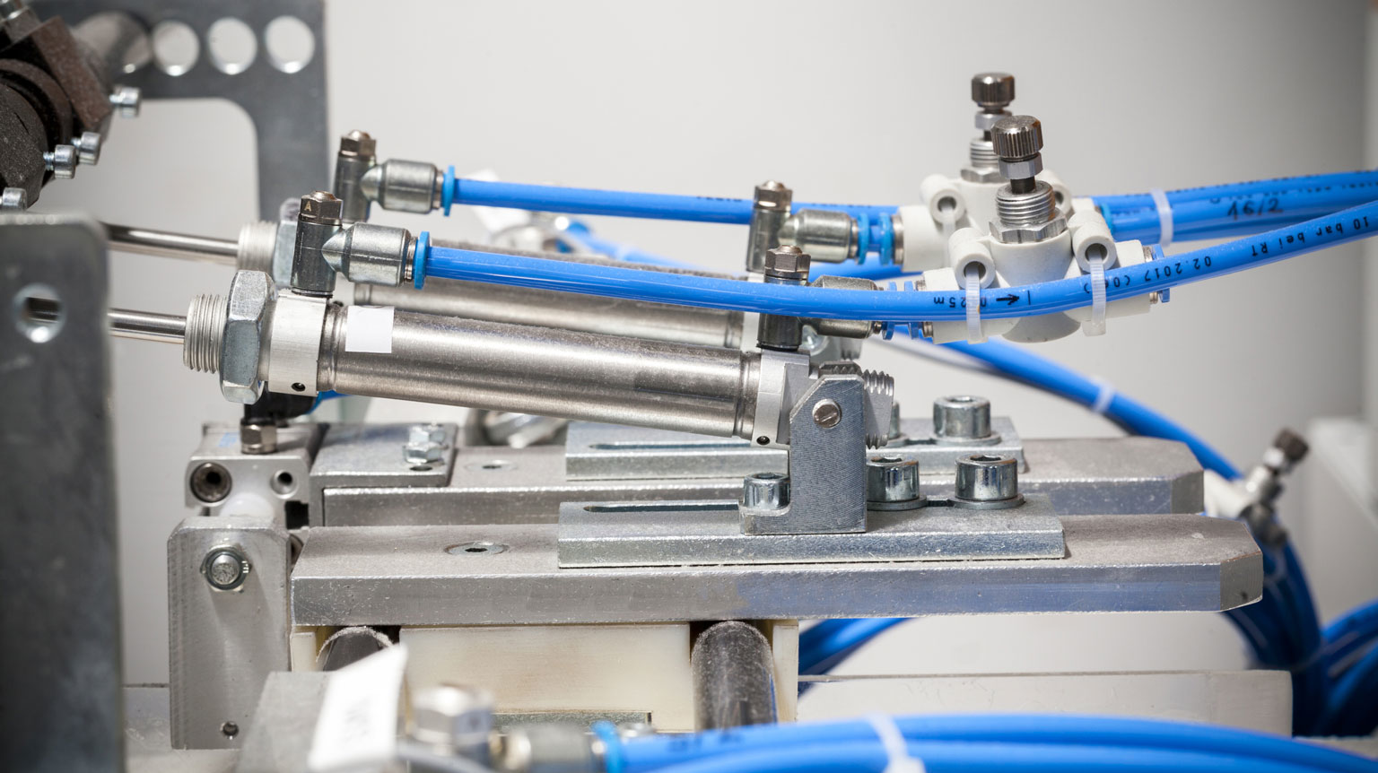 Pneumatics Dreamstime Srki66 95016674 Promo