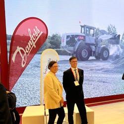 Heike Niehues, executive vice president at Webasto (left) and Kimmo Rauma, vice president of Danfoss&rsquo; Editron division (right), announced the strategic partnership of their companies at bauma 2022.