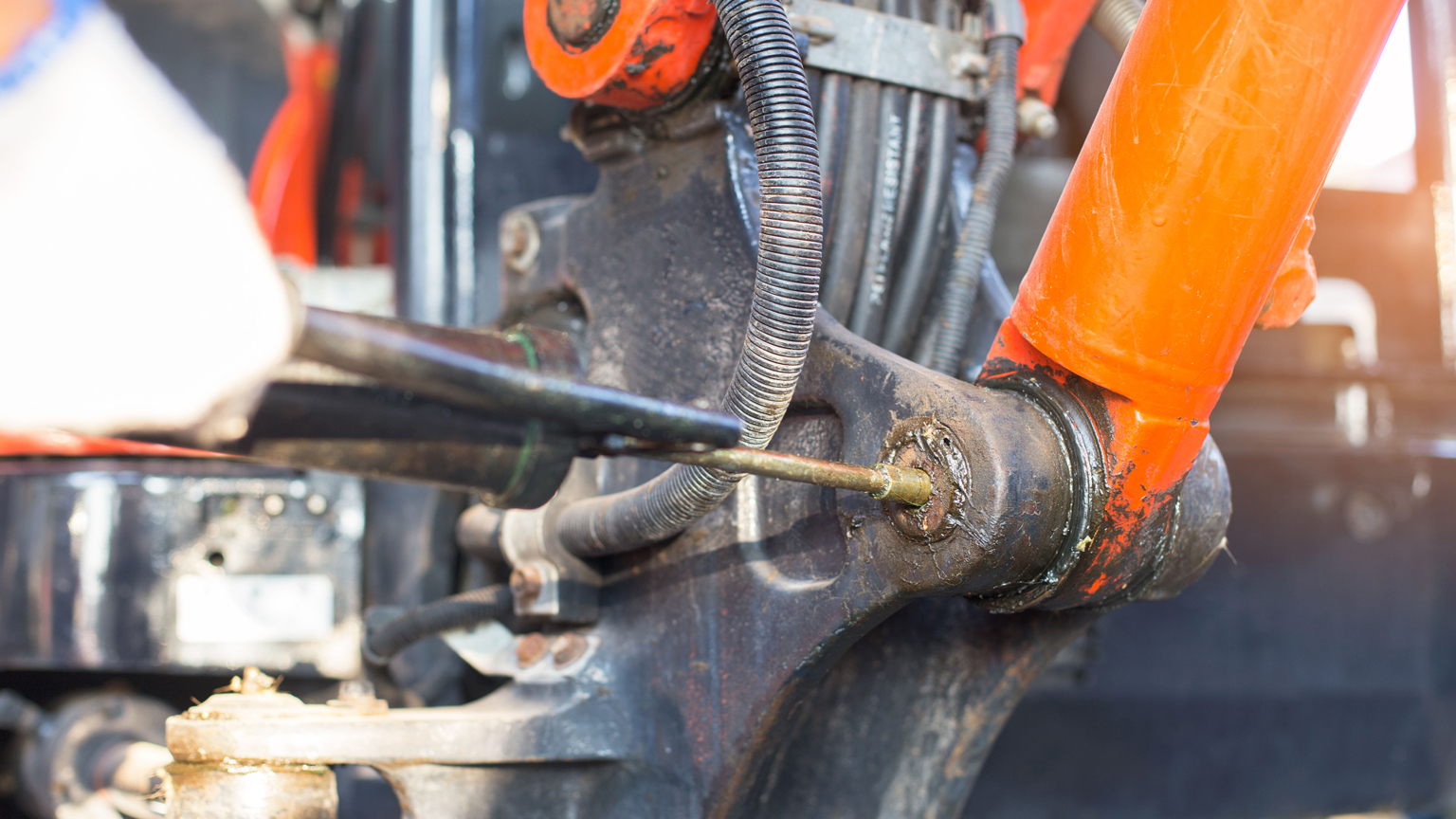 Selecting the right hydraulic oil is important to ensuring optimal machine performance.
