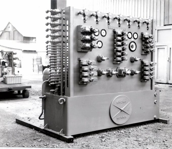 A 1,000 L tank capacity hydraulic power unit with heavy front panel design from 1972 developed by Bosch Rexroth.