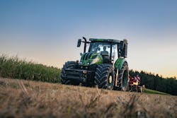 The STEYR Hybrid CVT tractor uses a hybrid electric drive to supply the machine with additional power.