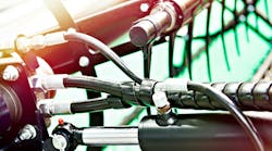 Hydraulic cylinders and hoses on a mobile machine Hydraulic cylinders and hoses on a mobile machine