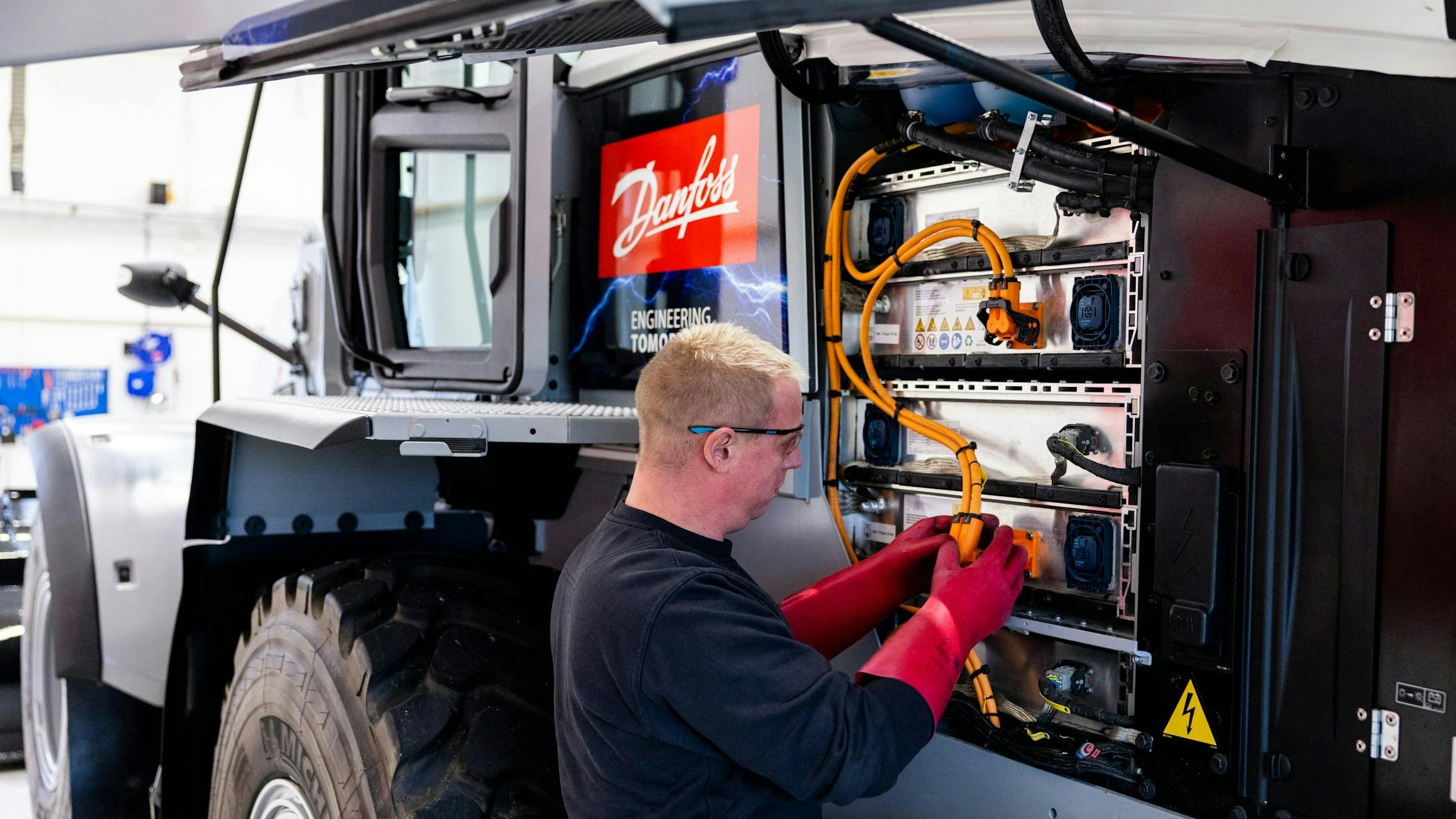 Installation of a fully integrated Danfoss Electrification System on a machine
